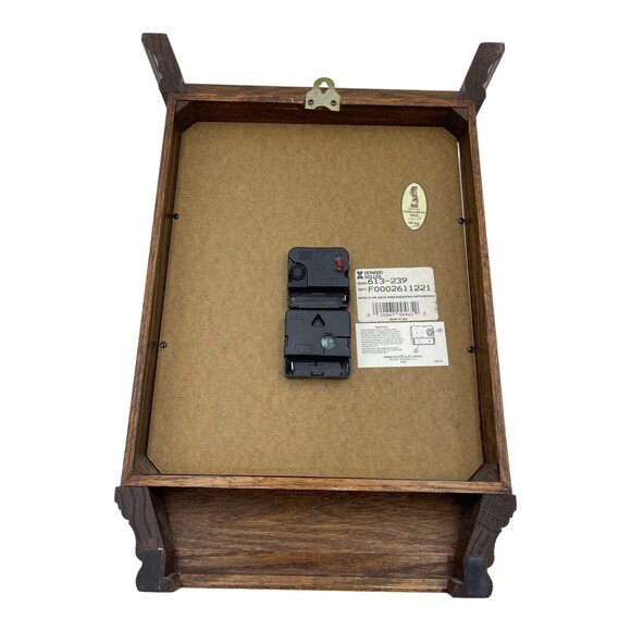 Vintage Howard Miller Fables Quartz 19 in Oak Wood Wall Clock - Picture 2 of 3